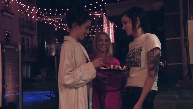 Leon Lambert Girls Twerk Parties CFNM: Un trio lesbico per la festa di Halloween