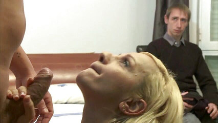 Backdoor Films: Blondynka jedzie kutasa nieznajomego na łóżku