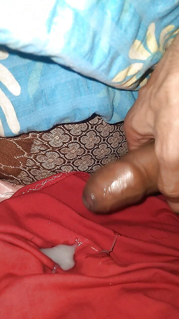 Hottypussy18: Kıyafetlerimde mastürbasyon yapıyorum