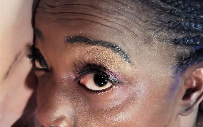 MochaSwallows: MockaSwallows spelar lydig fru