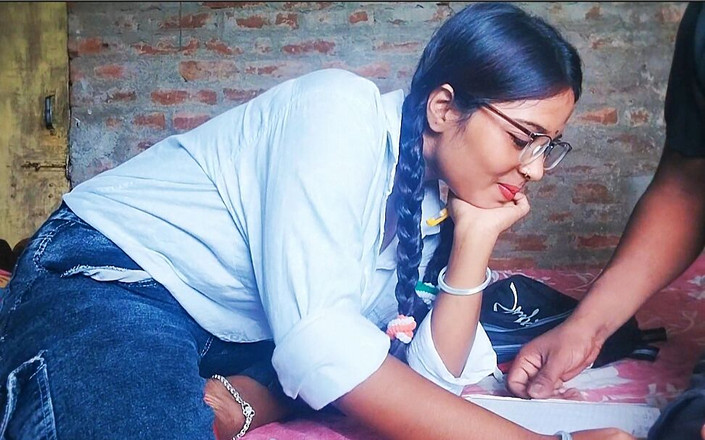 Pooja raniji: L'insegnante rinunciava alle tasse e scopava il suo studente