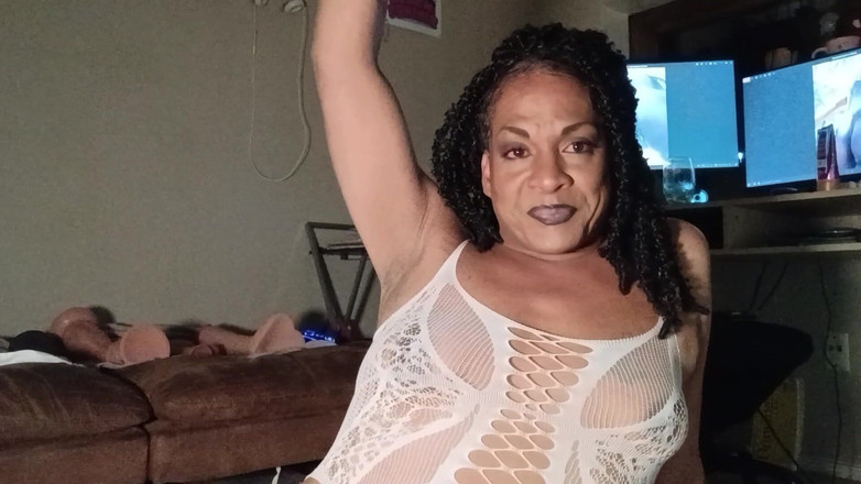 KNKY Bee: Đút sâu vào họng cực kỳ ướt át