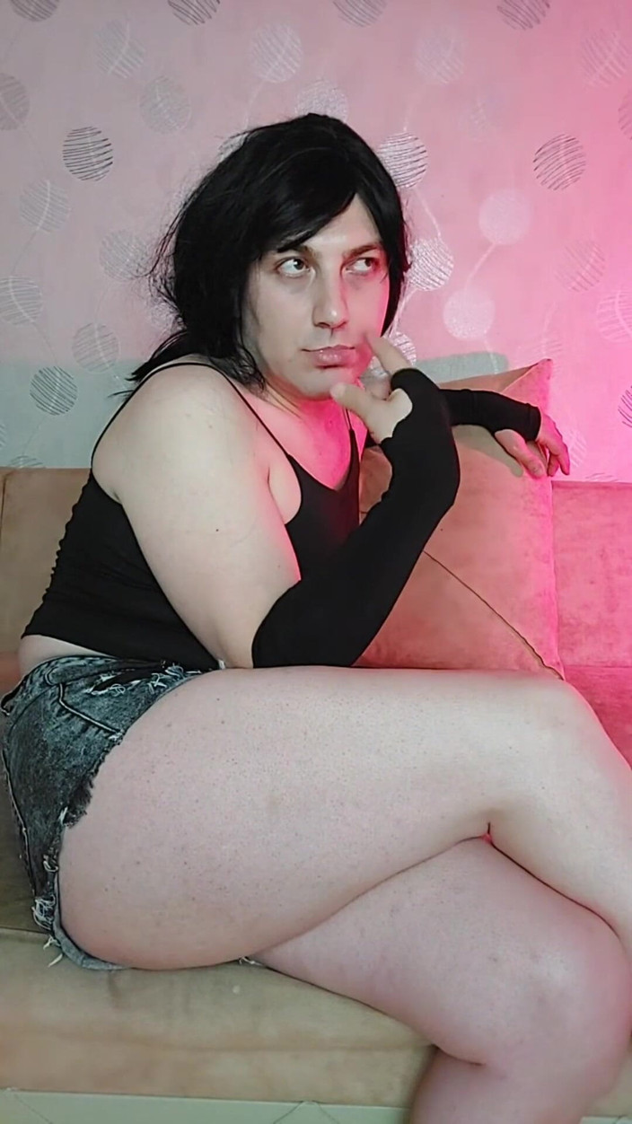 Kitty_Cross: Женственная энергия на каждом шаге