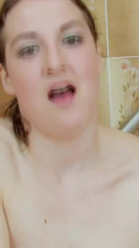 Bathing brunette teen pussy toying solo