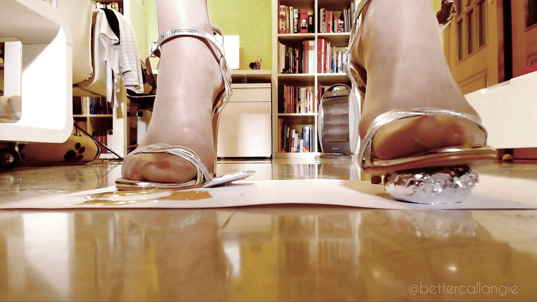 Angieholics Braingasms: Jag krossar frukter insvept i folie med mina högklackade sandaler