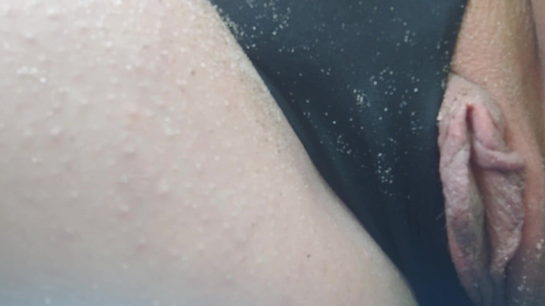 Putarankahotmilf: Secret pissing at the beach