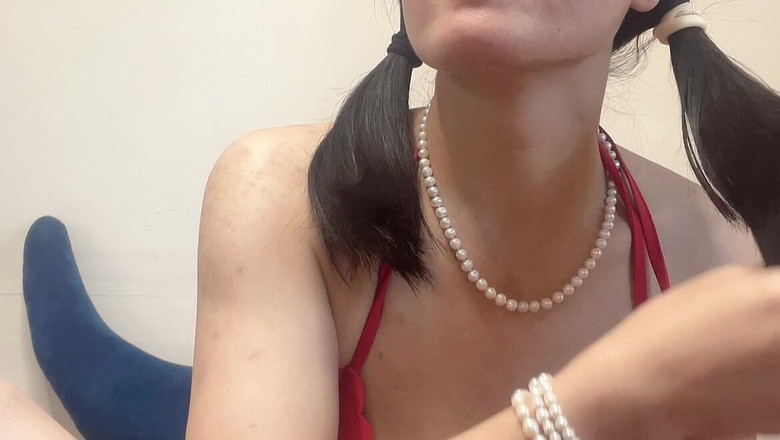 sweethanajapanese: おしっこ、汚れた膣、ハナがティーンのヘアスタイルで、小柄なアジア系の女の子