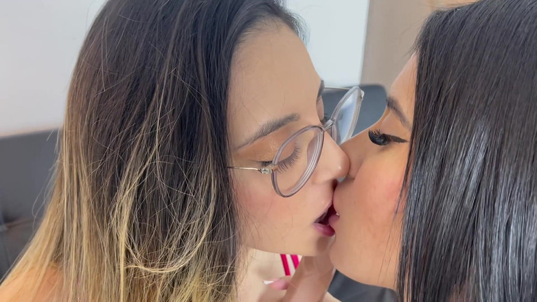 Ambar Prada: Geile Lesbische Latinas Spielen Mit Ihren Brüsten, Muschi Und Ihrem...