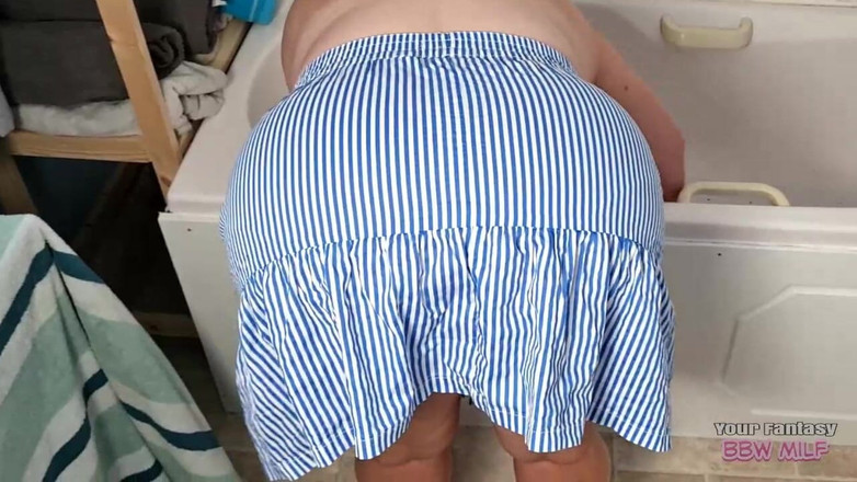 BBW_Wife: Зріла мамка, волохата пизда і великі цицьки хитаються під час прибирання ванної кімнати