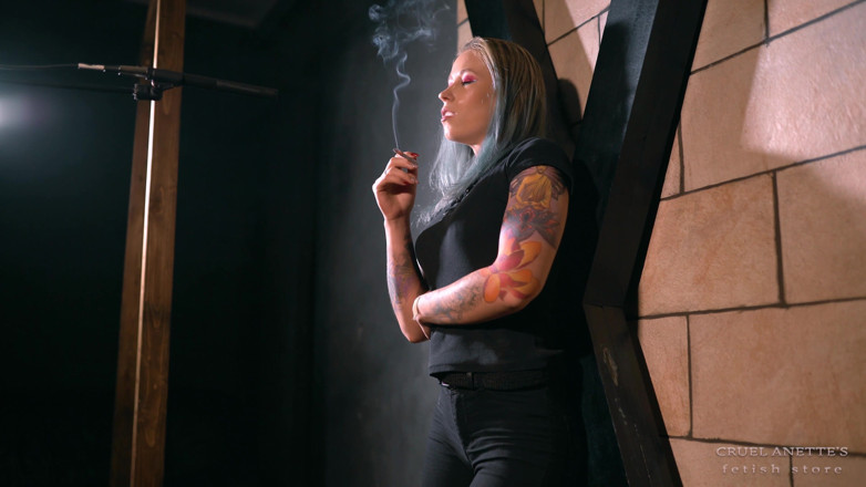Cruel Anettes fetish world: Roken bij het kruis van de Andrew 4K