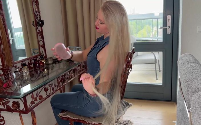 Anna Lynx: Brushing My Long Sexy Hair
