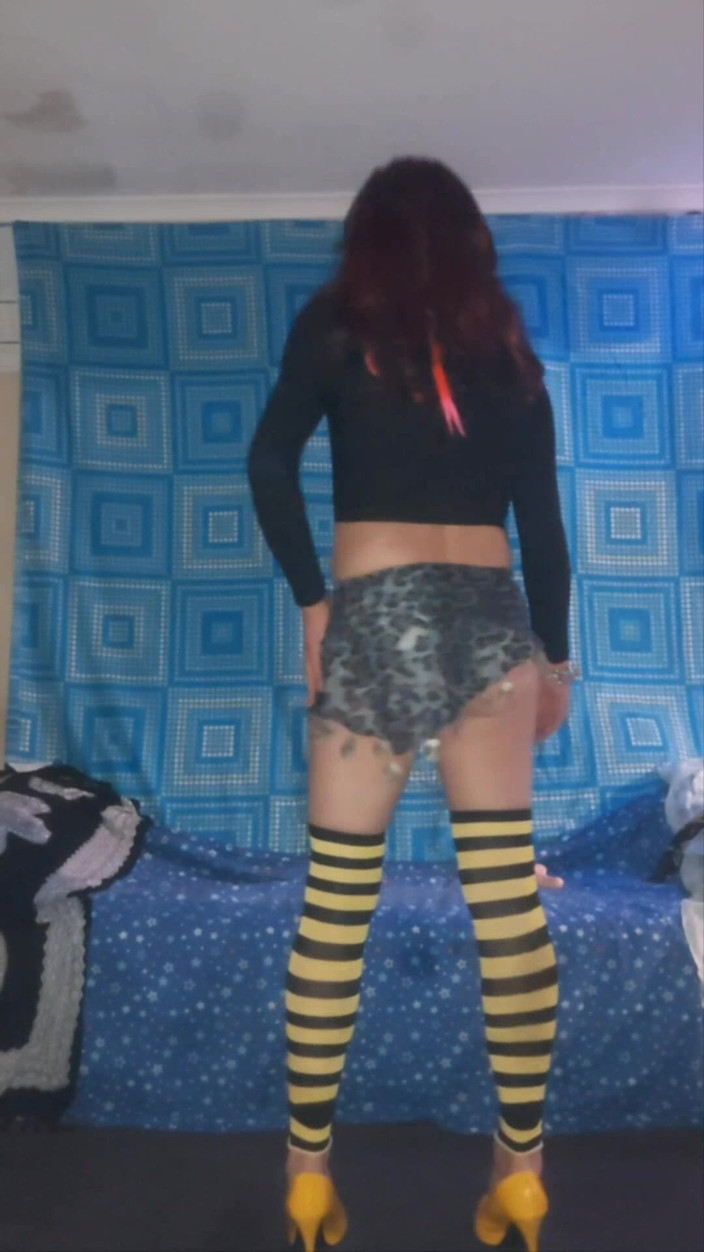 Lizzaali: Arsch necken mit rock und hose, um meinen arsch zu...