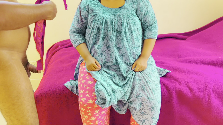 Aria Mia: Dona de casa gostosa está fodendo com o alfaiate