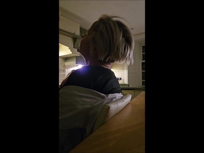 SilverFux: 浮気する成熟した主婦が、欲求不満な隣人にキッチンで犯される