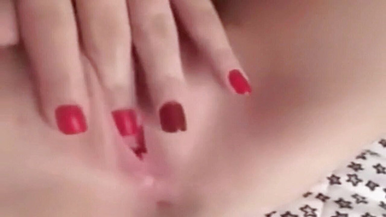 HornyLira: momente fierbinți singură acasă când sunt foarte entuziasmat de foc...