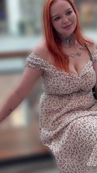 Curva se udă în public și vrea sex.