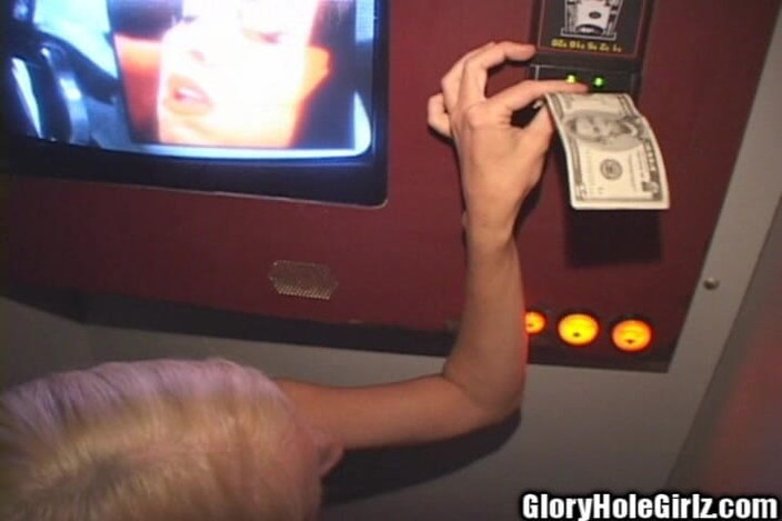 Glory Hole Girlz: Skinny Ho suger svarta N vita kukar i Glory Hole...
