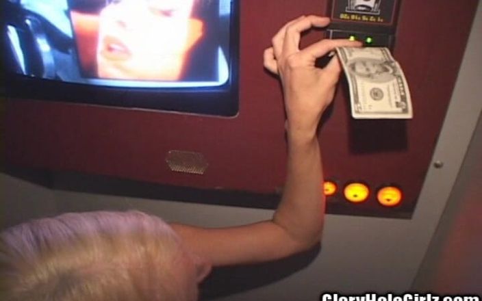 Glory Hole Girlz: Sıska ho glory hole penis festivalinde siyah n beyaz yarakları...