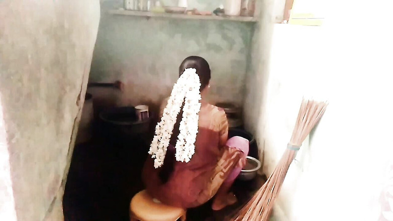 Priyanka314: Desi ciocia podczas czyszczenia naczyń obciąganie