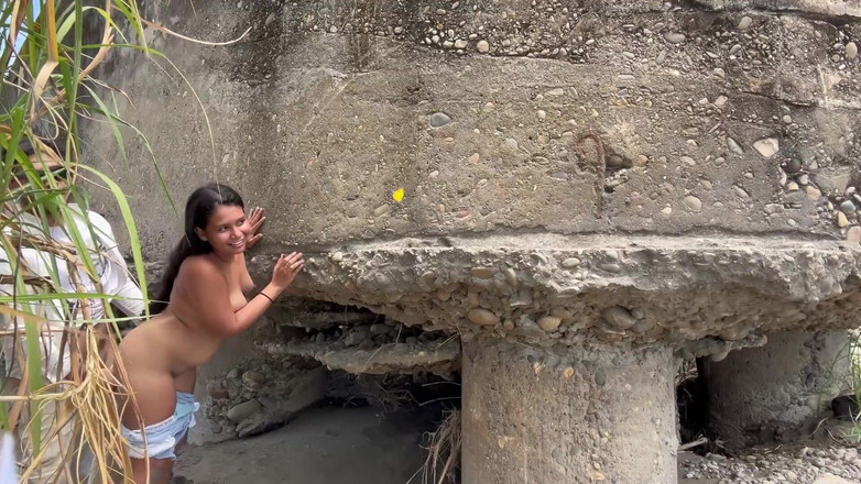 EMY_AND_JONH: Aku ketemu cewek latina sange di pinggir sungai dan aku...