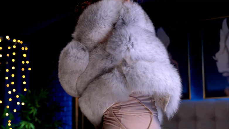 Kiras Secrets: Sensual fur tease