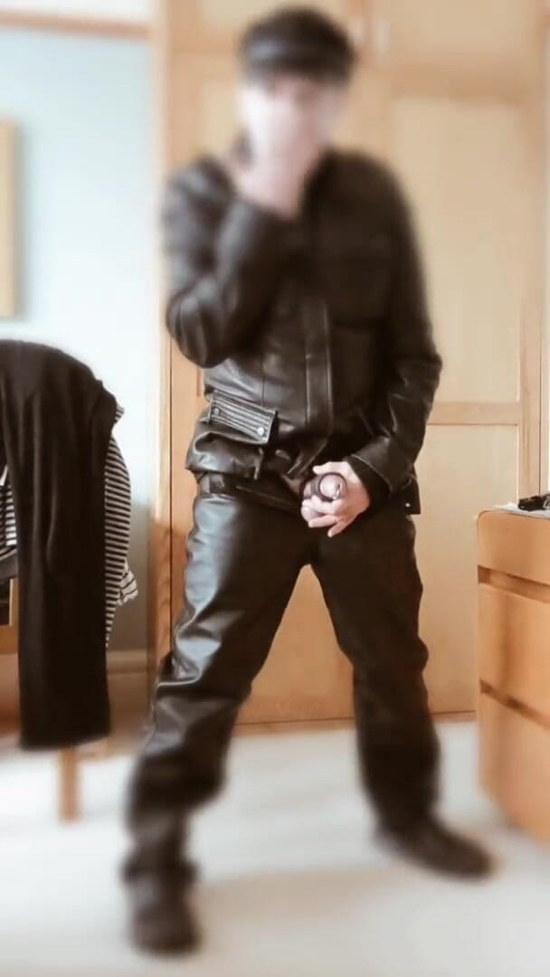 Bellhead: One minute leather jerk