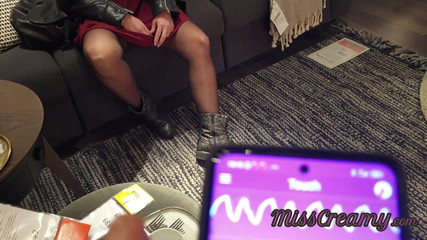 Miss Creamy: Громадський спалах - жіночий оргазм з дистанційною іграшкою в торговому центрі - керуйте пиздою вчителя з lush