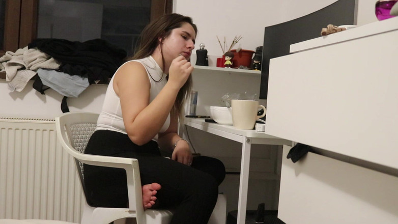 NipsAndStrips: Pârțuri în timp ce mănâncă la biroul meu