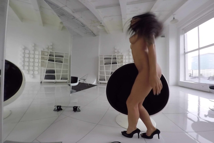 StasyQVR: Fitte tätowierte brünette sexy striptease