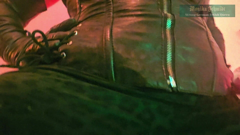 Strict Senz: Monika Schmidt Dominatoare Feminină Stând Pe Față Sufocare Venerând Curul...