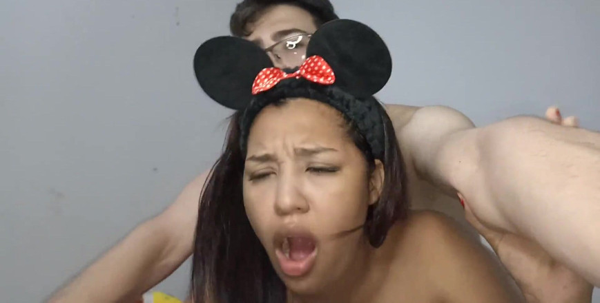 Pikaa6: Adik tiri si rambut coklat 18 tahun saya bersendirian di rumah...