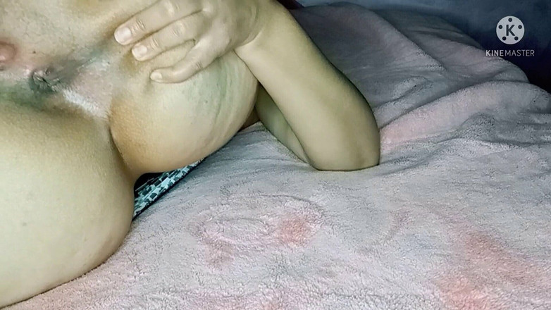 Saraarabsexy: Arabische vrouw speelt met haar poesje