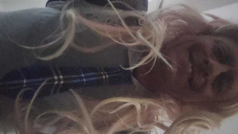 Jasmine Sub: Sissy šuká dilda v gangbangu