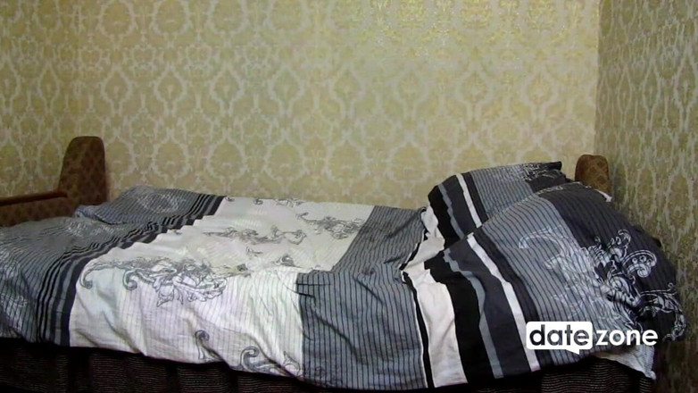 Datezone: Jovem milf em meia-calça vermelha se masturba