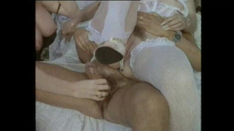 Vintage megastore: 털이 무성한 보지 후장을 따먹고 자지로 입에 사정하는 두 명의 빈티지 밀프 쓰리섬