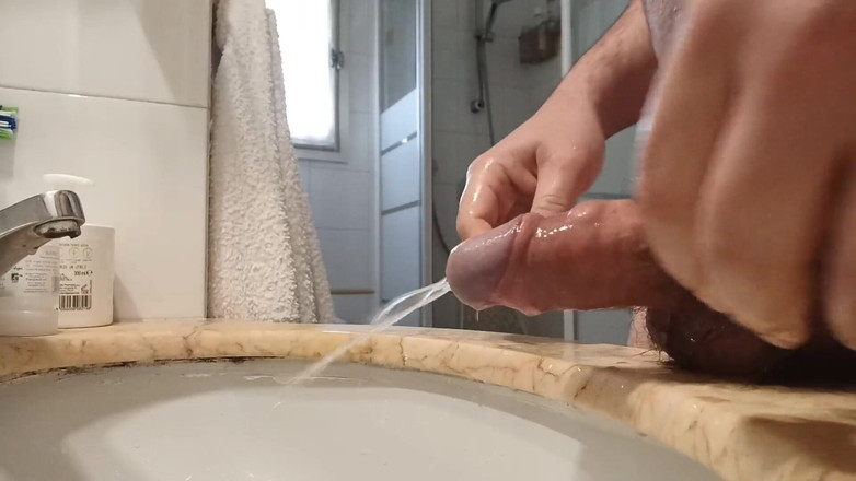 Kinky Guy: Moje ranní rutina, nejprve si umyjte ruce silným páchnoucí močením