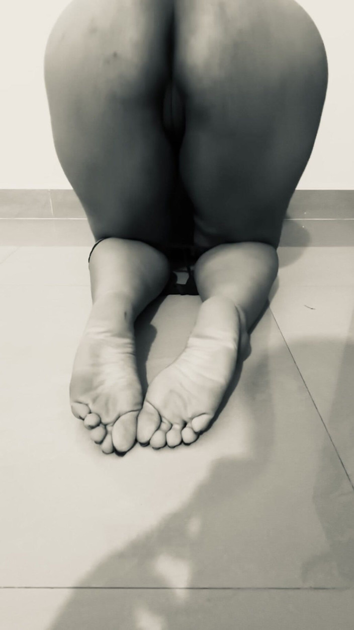 Foxxy_babe: Girlfriend Cheats and Masturbate for BF’s Friends