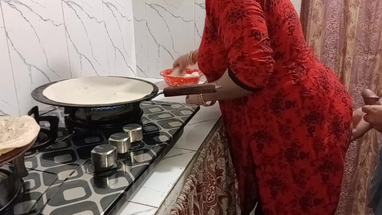 QueenbeautyQB: Vidéo de sexe avec une belle-mère indienne dans la cuisine