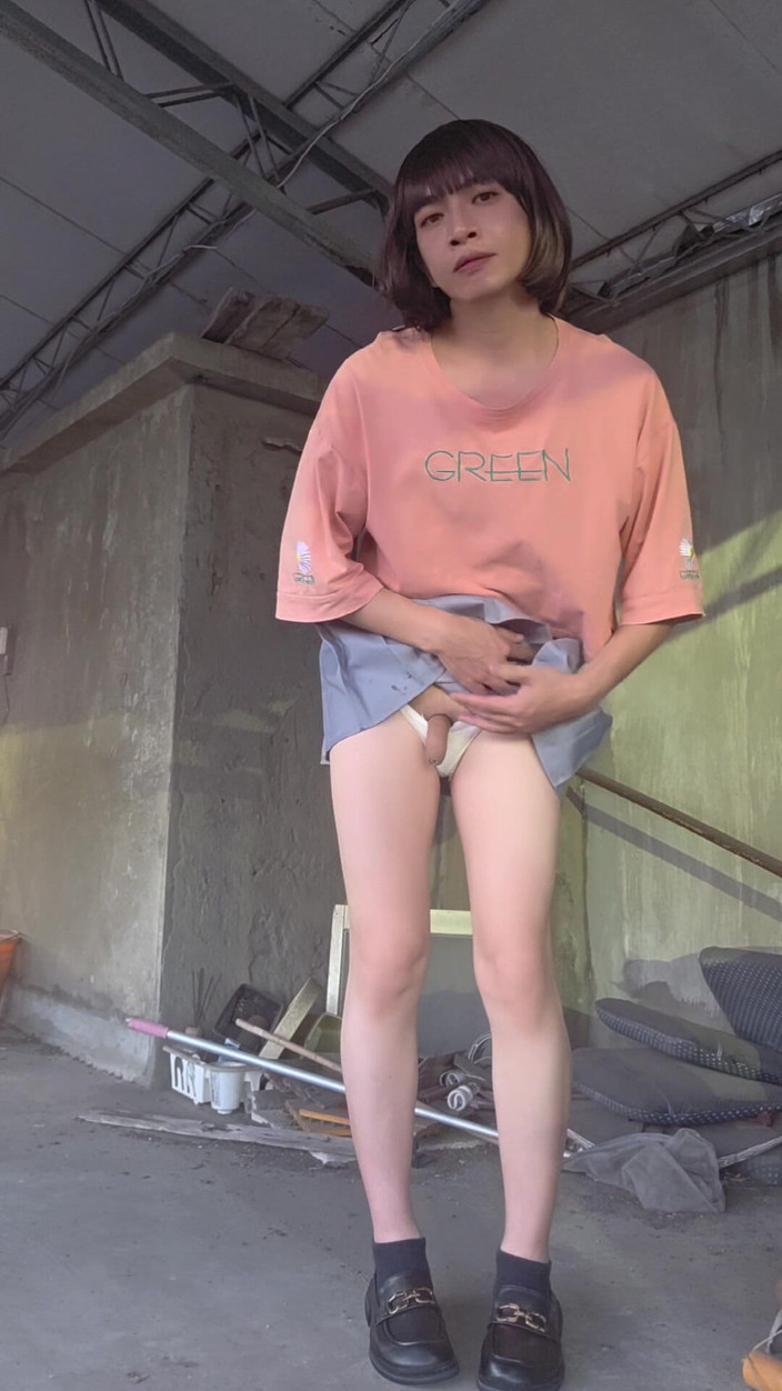 Taiwancdgirl: 百折裙搭配白色内裤，在露台插入肛塞