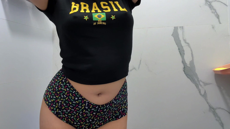 Aiko Maine: Una giovane filippina arrapata scopa intensamente il dildo nella doccia