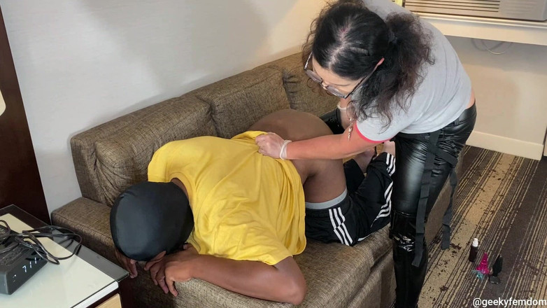 Geeky Femdom: Latihan dubur dengan Pek Kimi Chi 2