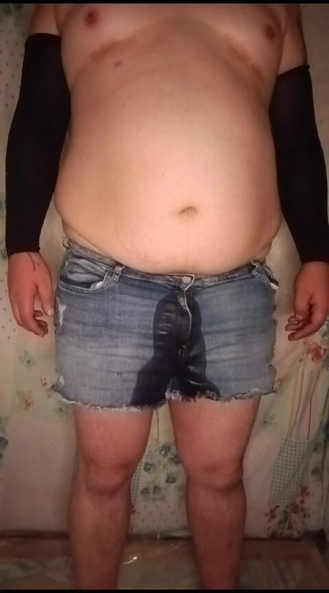 News One: 穿着牛仔裤撒尿