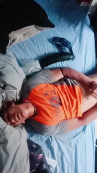 Un jeune homme ouvre son cul au travail