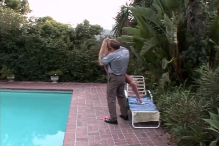 DOUBLE X: Babe in the swimmingpool!
