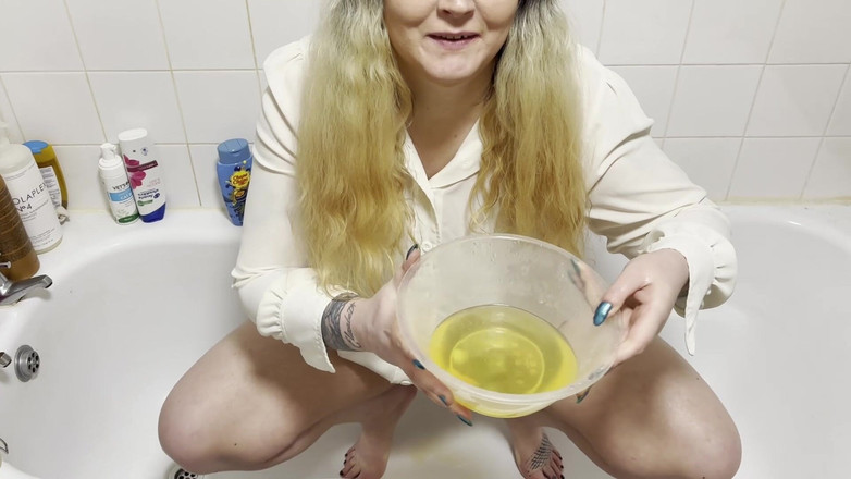 MissFFW: BBWは彼女のおしっこで遊び、白いシャツを濡らす