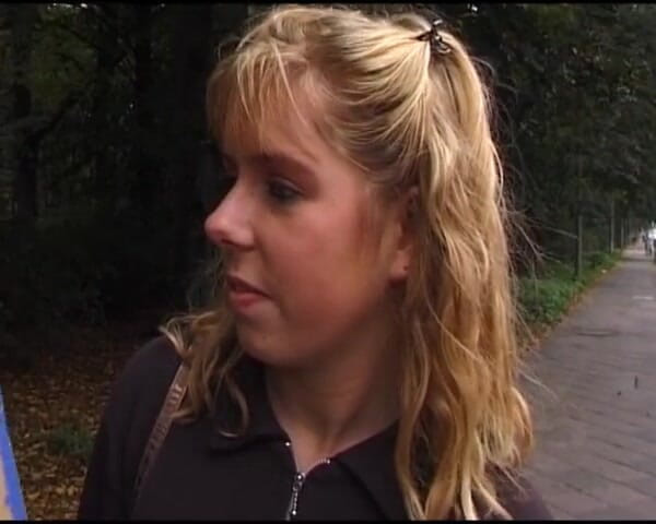 Deutsche Camgirls: Urocza nastolatka Z Niemiec masturbuje się na castingu na świeżym powietrzu