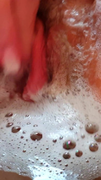 Juicydream - jeu de chatte et éjaculation sur son cul dans la baignoire