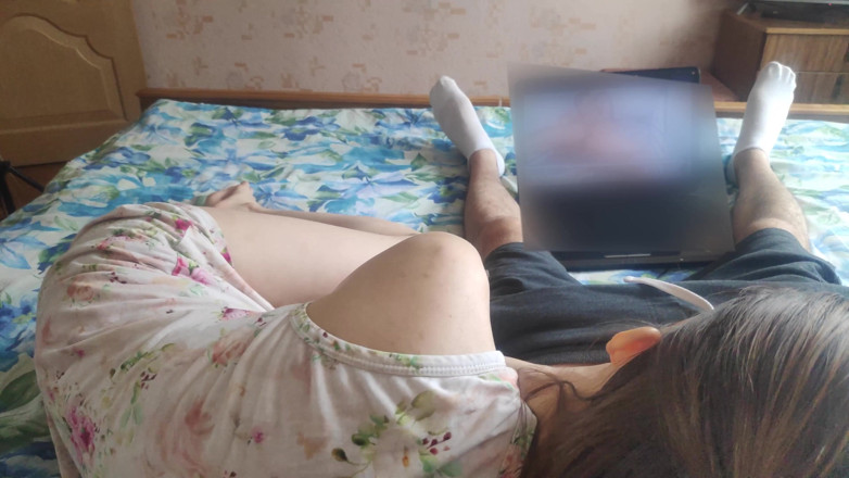 Sasha Green: Masturbeert en zuigt lul aan stiefbroer tijdens het kijken naar...