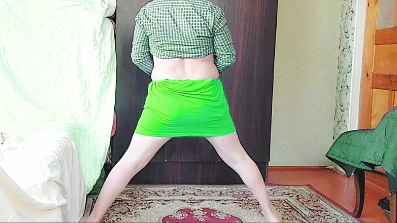 Kitty_Cross: Sevimli kadın kılıklı kız kız kıkırdayarak saç bandını ayarlıyor