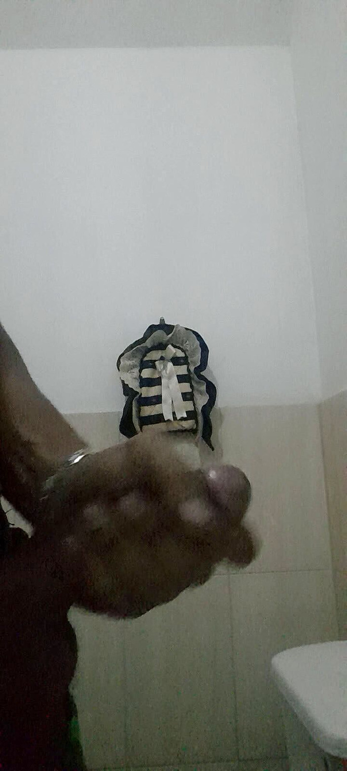 Latin sex 33: 仕事中のトイレでのオナニー